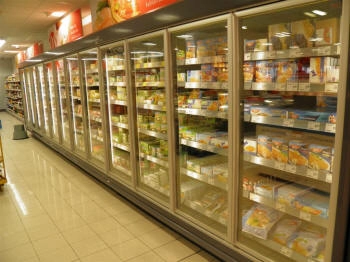 mehrstöckiges Kühlregal für Käse