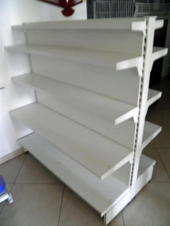 Spielzeugregal mit sicherem Design