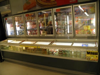 moderne Kühltheke mit LED-Beleuchtung