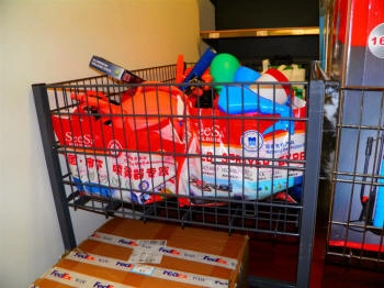 Einkaufswagen mit Kinderplatz